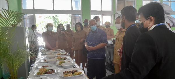 Prof Wili Staf Khusus Gubernur Bidang Pendidikan Kunjungi Ruang Praktek UKK di SMKN 3 Kupang